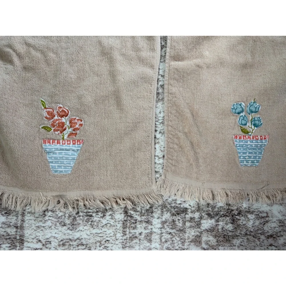 VTG Beige Embroidered Flower Hand Finger Tip Towels Set of 2